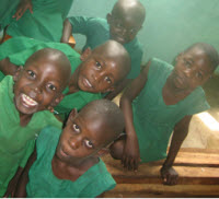Kinder an der Gehrlosenschaule in Kenia